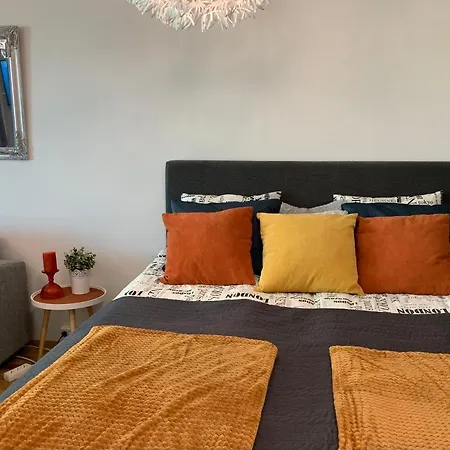Studio Apartment With Balcony, Parkinghall 公寓 *